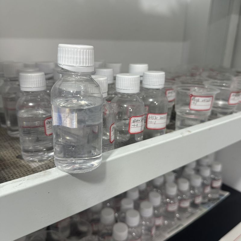 Resina de melamina formaldehído metilada al 90 por ciento con un contenido de melamina del 99 por ciento y pH ácido aplicada en acabados para madera